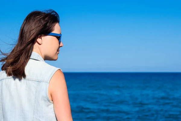 Concept Été Voyage Vue Arrière Jeune Femme Sur Fond Plage — Photo