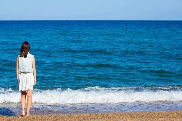夏天和旅行的概念 妇女回头看大海的观点 — 图库照片