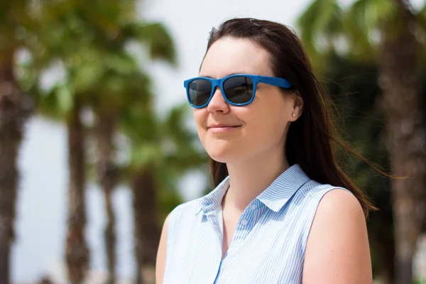 Porträt Einer Jungen Frau Sommerpark Mit Palmen — Stockfoto