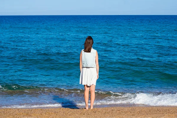 Sommar Och Resor Koncept Baksida Syn Kvinnan Som Står Stranden — Stockfoto