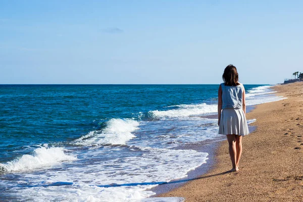 Concepto Verano Vacaciones Vista Trasera Mujer Caminando Playa Del Atardecer — Foto de Stock