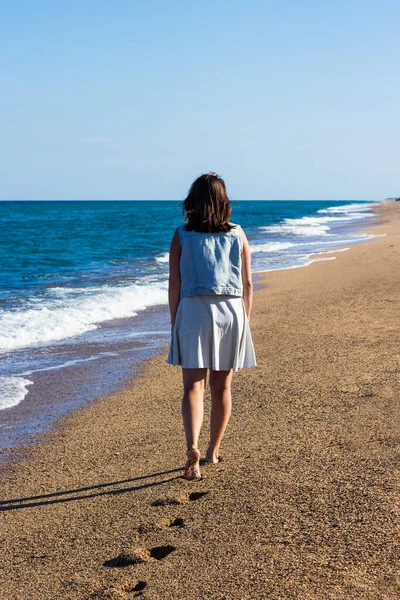 Yaz Tatili Konsepti Sıska Bir Kadının Günbatımı Sahilinde Yürüyüşü — Stok fotoğraf