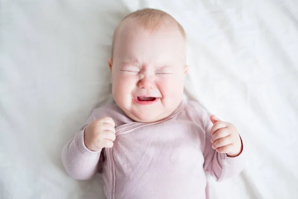 Милая Маленькая Девочка Плачет Кровати — стоковое фото