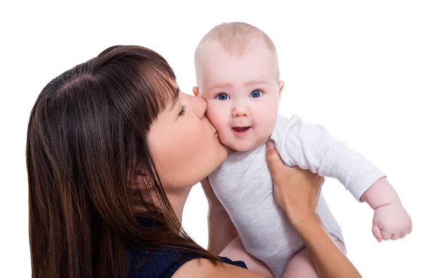 Close Retrato Bela Jovem Mãe Beijando Pequeno Bebê Isolado Fundo — Fotografia de Stock