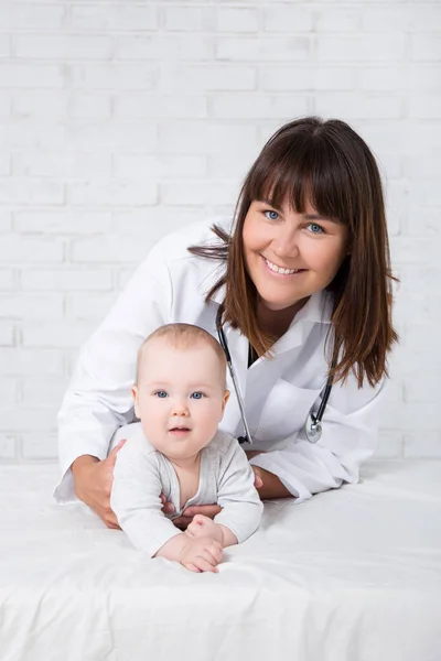 Retrato Pediatra Médico Fêmea Com Bebê Pequeno Bonito — Fotografia de Stock