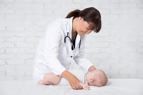 女医小児科医の肖像で入院中の乳児患者は — ストック写真