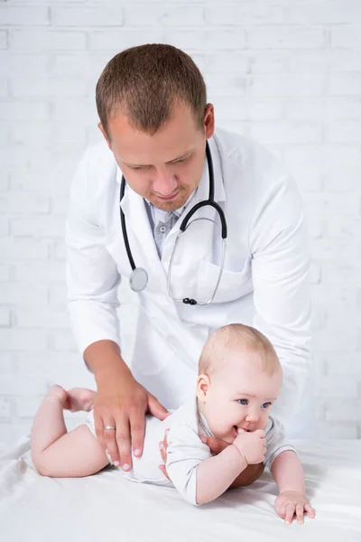 Pediatria Koncepcja Lekarz Pediatra Badania Małego Dziecka Pacjenta Szpitalu — Zdjęcie stockowe