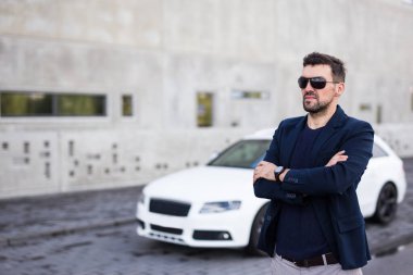 Modern beyaz arabasıyla sürücünün portresi