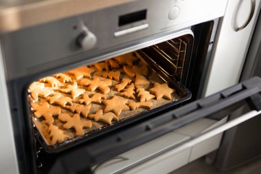 Kış konsepti - Parlak mutfakta modern fırında kurabiye ya da zencefilli ekmek