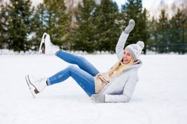 Komik kız kış pistinde buz pateni yaparken düştü.