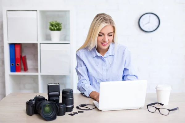 Joven Fotógrafa Sentada Con Equipo Informático Fotográfico Una Oficina Moderna — Foto de Stock