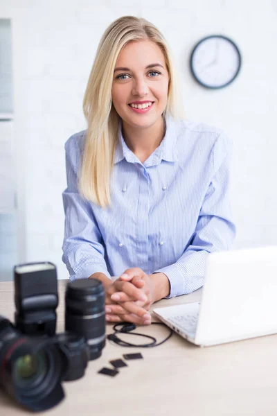 Fotógrafa Sentada Con Equipo Informático Fotográfico Casa Oficina — Foto de Stock