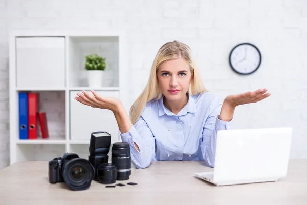 Smutna Kobieta Fotograf Aparatem Fotograficznym Komputer Sprzęt Fotograficzny Nie Mając — Zdjęcie stockowe