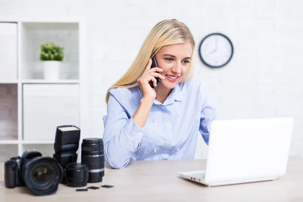 Kameralı Bilgisayarlı Fotoğraf Makineli Kadın Fotoğrafçı Müşterileriyle Telefonla Konuşuyor — Stok fotoğraf