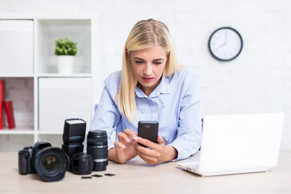 Kvinnlig Fotograf Med Kamera Dator Smarttelefon Och Fotoutrustning Modernt Kontor — Stockfoto