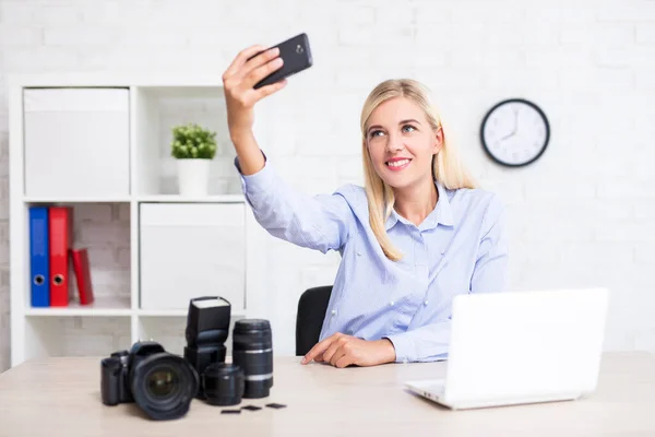 Fotograf Kobieta Robi Selfie Smartfonem Biurze Lub Domu — Zdjęcie stockowe