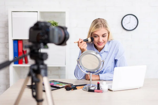 Mujer Alegre Video Blogger Grabación Vlog Video Sobre Maquillaje Cosméticos — Foto de Stock