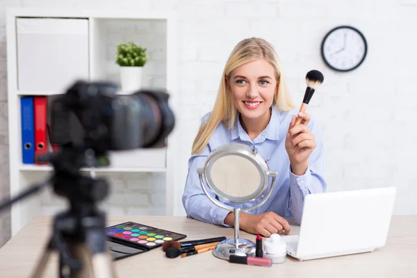 Alegre Hermosa Mujer Video Blogger Grabación Vlog Vídeo Sobre Maquillaje —  Fotos de Stock