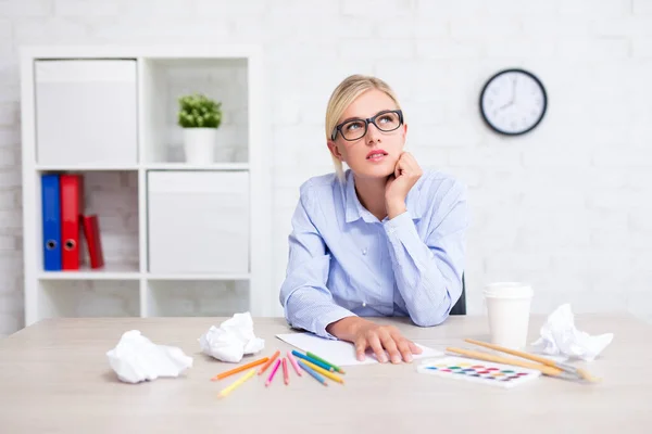 Kreativität Idee Und Inspirationskonzept Durchdachtes Mädchen Mit Pinseln Und Buntstiften — Stockfoto