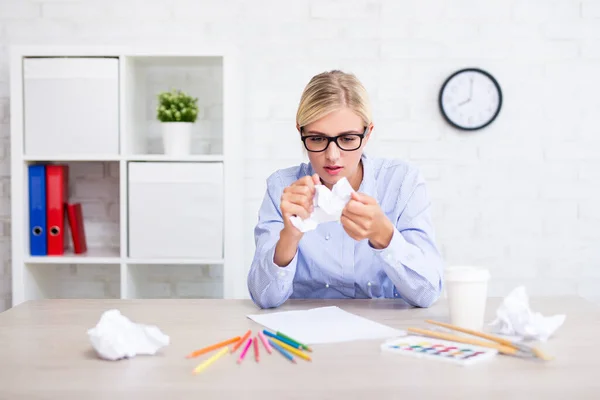 Criatividade Ideia Conceito Inspiração Menina Bonita Pensativa Com Pincéis Pintura — Fotografia de Stock