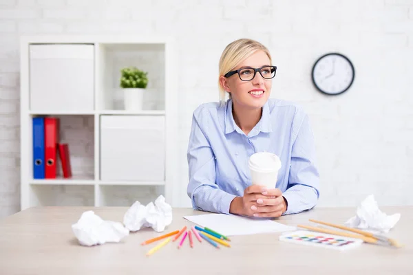 Junge Designerin Mit Pinseln Buntstiften Und Kaffee Beim Nachdenken Über — Stockfoto