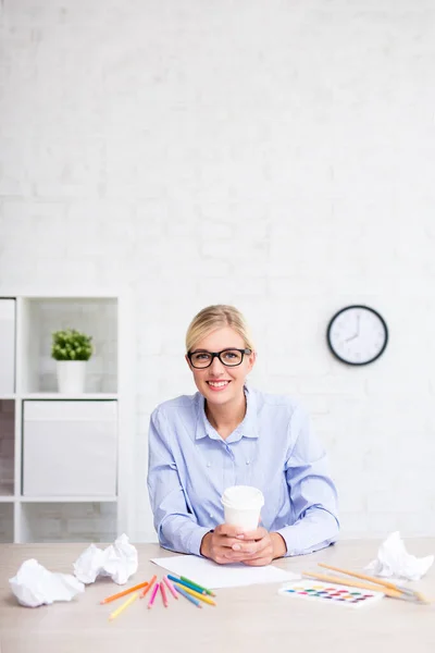 Designerin Mit Pinseln Buntstiften Und Kaffee Sitzt Büro Und Kopiert — Stockfoto