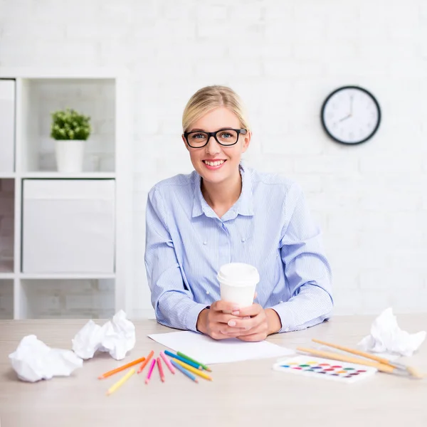 Vrouwelijke Ontwerper Met Verf Borstels Kleurrijke Potloden Koffie Zitten Modern — Stockfoto