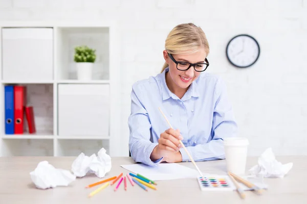 Kreativität Idee Und Inspirationskonzept Mädchen Malen Etwas Hause Oder Büro — Stockfoto