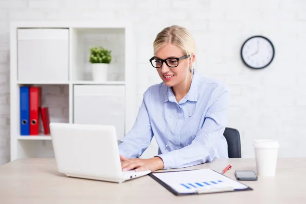 Young Business Woman Using Computer Office — Stock Photo, Image