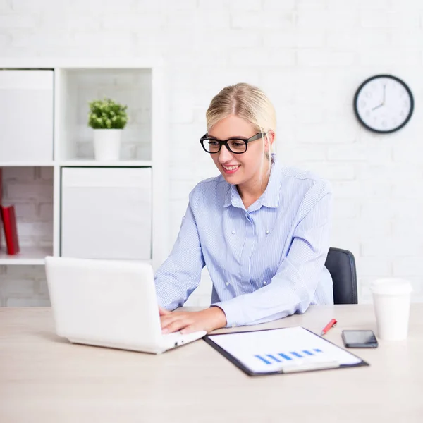 Geschäftsfrau Arbeitet Mit Computer Modernen Büro — Stockfoto