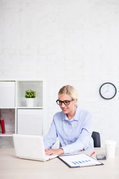 Biznes Kobieta Pracuje Komputerem Biurze Skopiować Przestrzeń Nad Białą Cegłą — Zdjęcie stockowe
