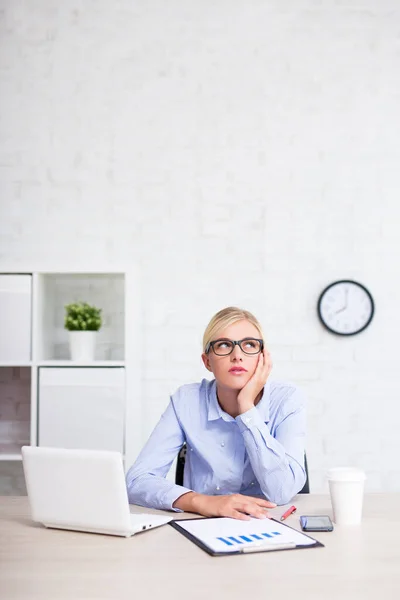 Müde Geschäftsfrau Sitzt Büro Und Träumt Von Etwas Kopierraum Über — Stockfoto