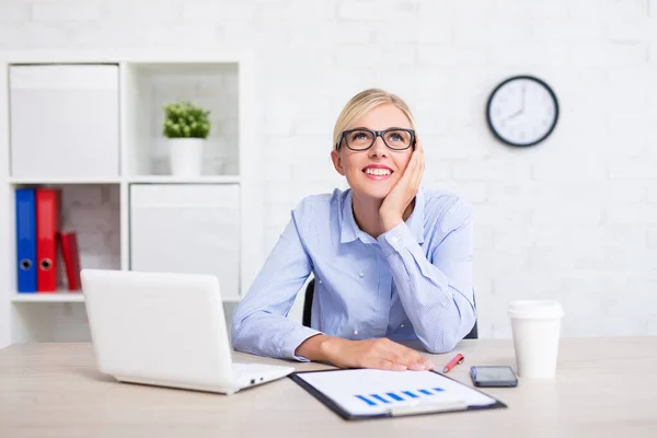 Alegre Mujer Negocios Sentada Oficina Moderna Soñando Con Algo — Foto de Stock