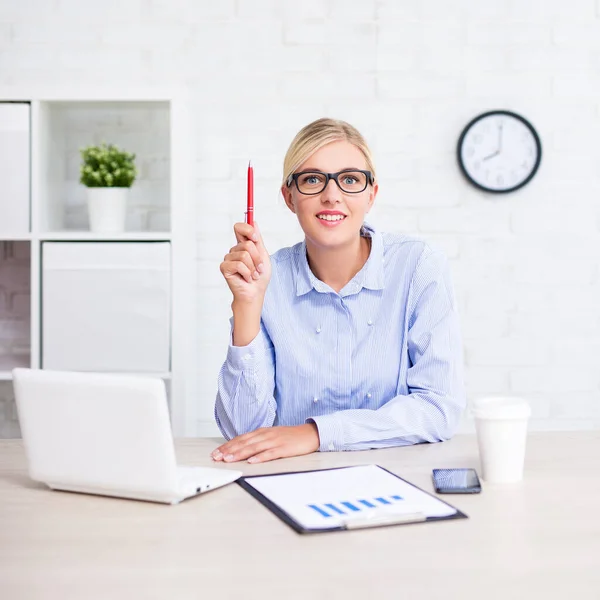 Idee Concept Vrolijke Zakenvrouw Zit Het Kantoor Toont Idee Teken — Stockfoto