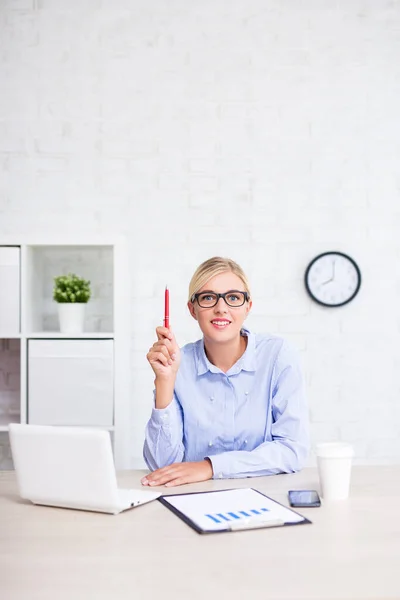 Mujer Negocios Alegre Sentado Oficina Mostrando Signo Idea Copia Espacio — Foto de Stock