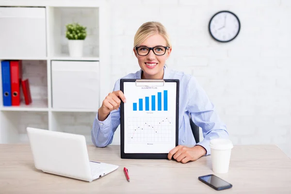 Business Statistics Concept Cheerful Business Woman Sitting Office Showing Clipboard — Stock Photo, Image