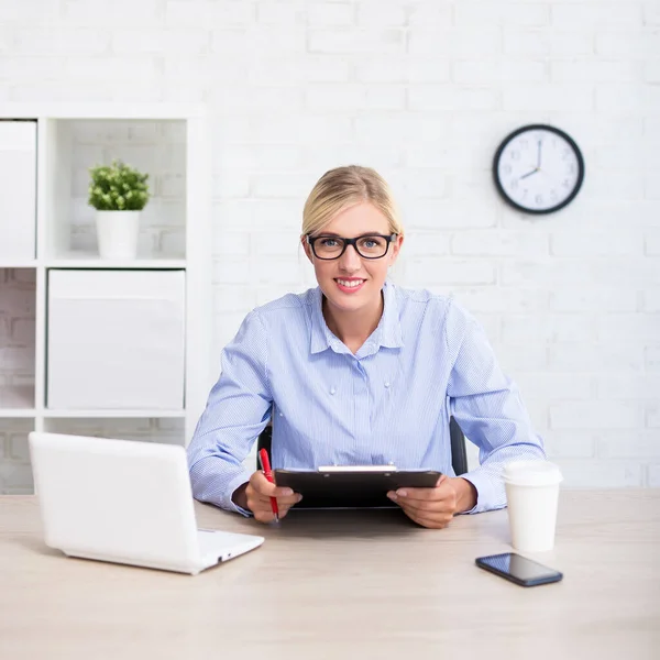 Retrato Mujer Negocios Maestra Sentada Oficina Con Computadora Portapapeles — Foto de Stock