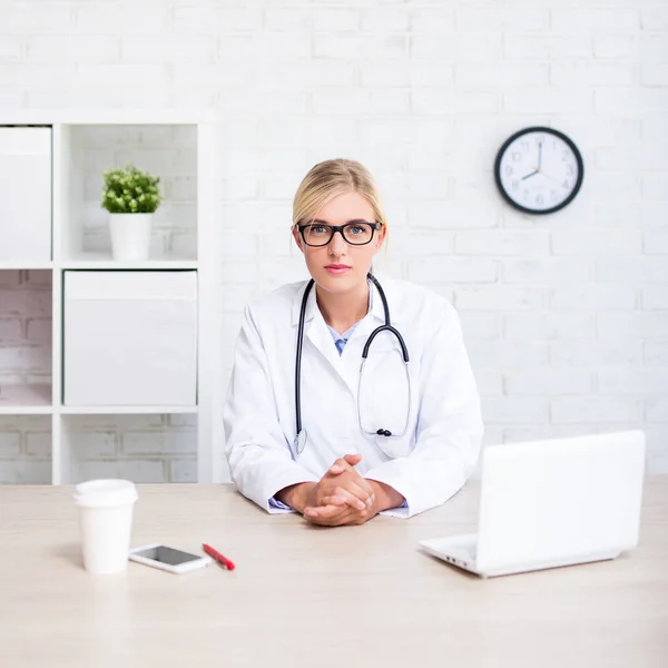 Retrato Una Joven Doctora Sentada Una Oficina Moderna — Foto de Stock