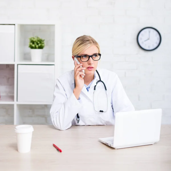 Jovem Médico Trabalhando Com Computador Falando Por Telefone Escritório Moderno — Fotografia de Stock