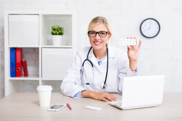 Apothekerin Zeigt Pillen Modernem Büro Oder Geschäft — Stockfoto