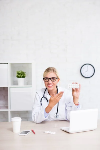 Conceito Saúde Farmácia Médico Feminino Mostrando Pílulas Escritório Moderno Loja — Fotografia de Stock