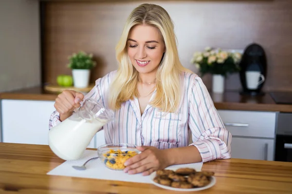 Concepto Desayuno Saludable Mujer Pijama Comiendo Hojuelas Maíz Con Leche — Foto de Stock