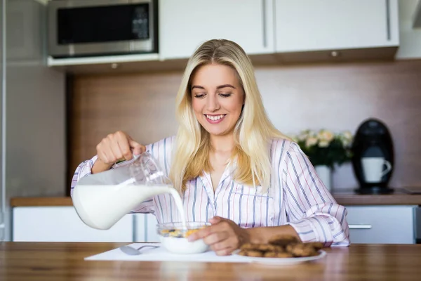 Hälsosam Frukost Koncept Blond Flicka Hälla Mjölk Skål Med Majs — Stockfoto