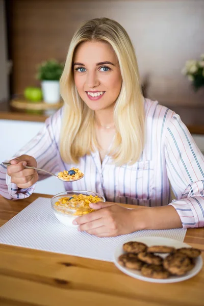 Υγιεινό Πρωινό Νεαρή Χαρούμενη Γυναίκα Τρώει Κορν Φλέικς Γάλα Στη — Φωτογραφία Αρχείου
