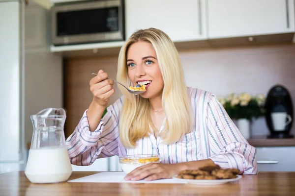 Hälsosam Frukost Ung Vacker Glad Kvinna Äter Majs Flingor Med — Stockfoto