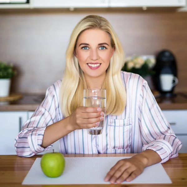 Vacker Flicka Med Äpple Och Glas Vatten Modernt Kök — Stockfoto