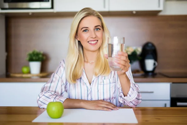 Hälsosam Mat Koncept Vacker Flicka Med Äpple Och Glas Vatten — Stockfoto