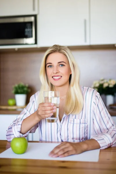 Porträtt Glad Vacker Flicka Sitter Med Äpple Och Glas Vatten — Stockfoto