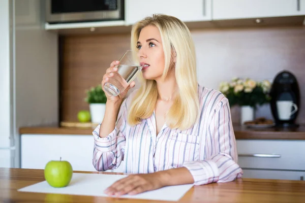 Retrato Feliz Hermosa Mujer Bebiendo Agua Cocina Moderna — Foto de Stock