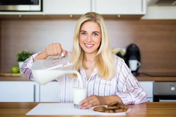 Hälsosam Frukost Porträtt Glad Vacker Kvinna Hälla Mjölk Glas Hemma — Stockfoto